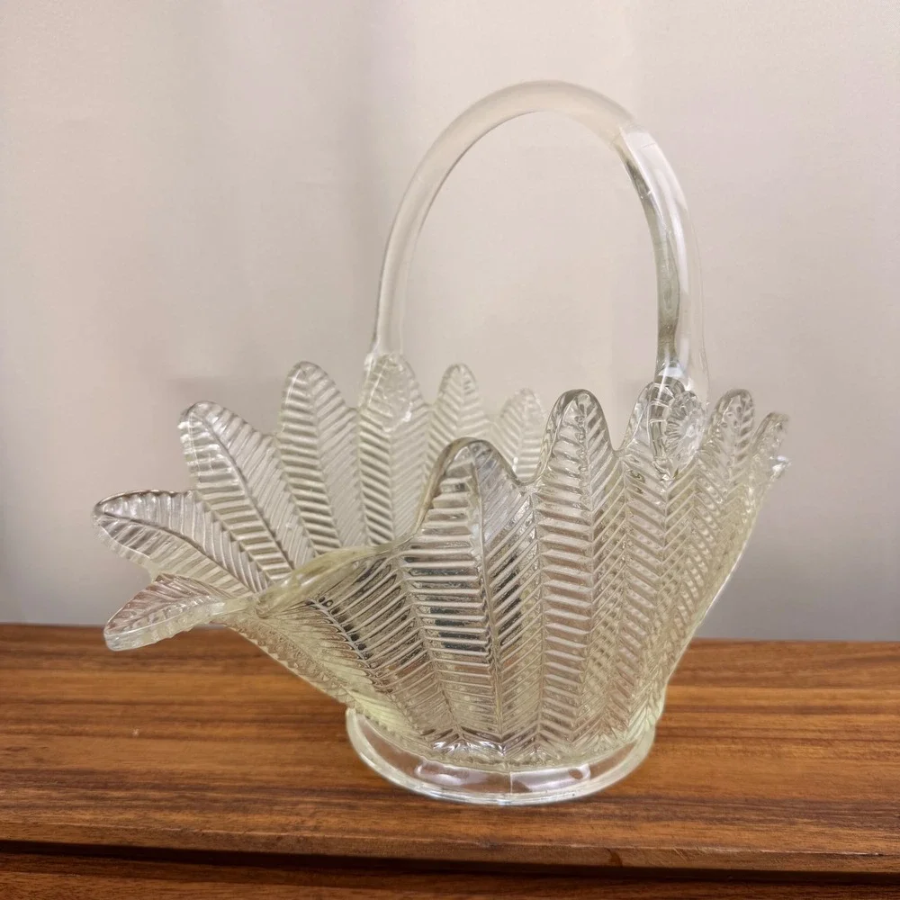 LE Smith Glass Basket Vintage Clear Herringbone Feather Pattern Scalloped Edge